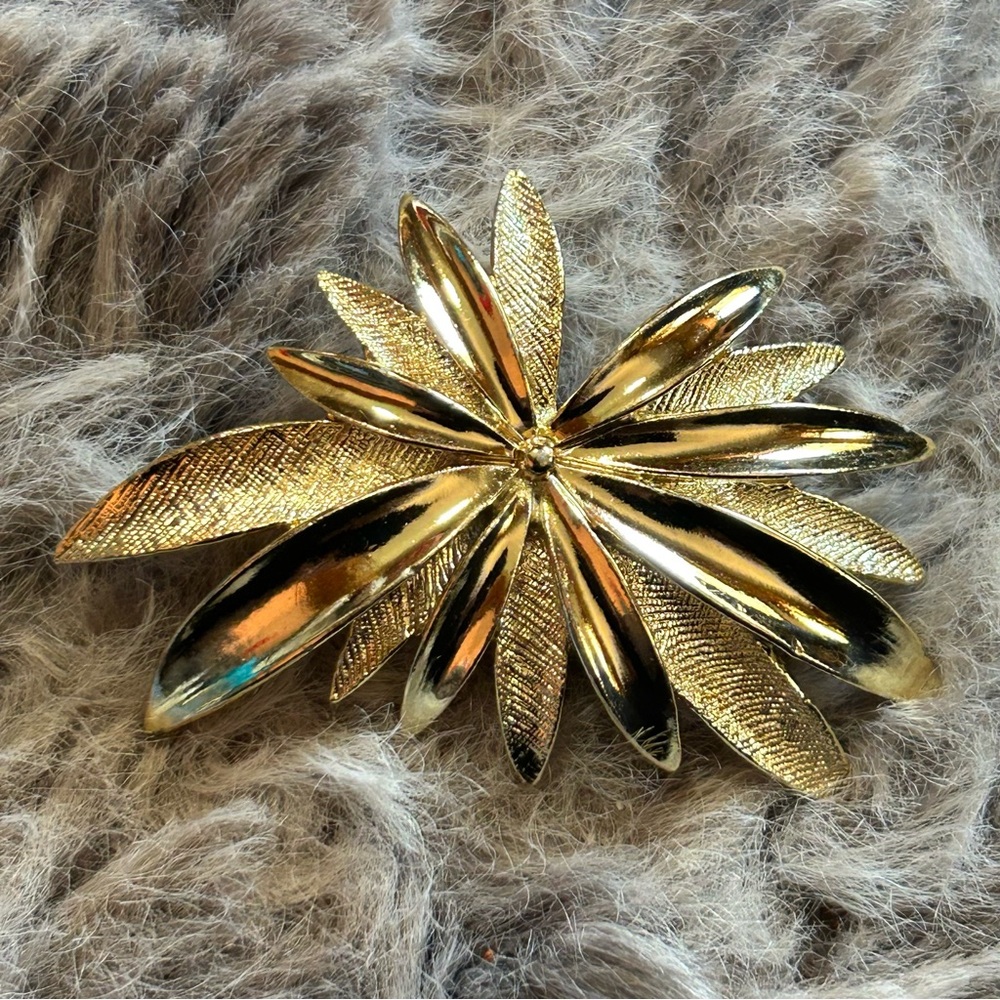 Vintage Sarah Coventry gold tone starburst brooch pin